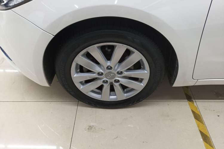 Used Kia K3 2015 1.6L Automatic GLS Left Front Wheel Hub