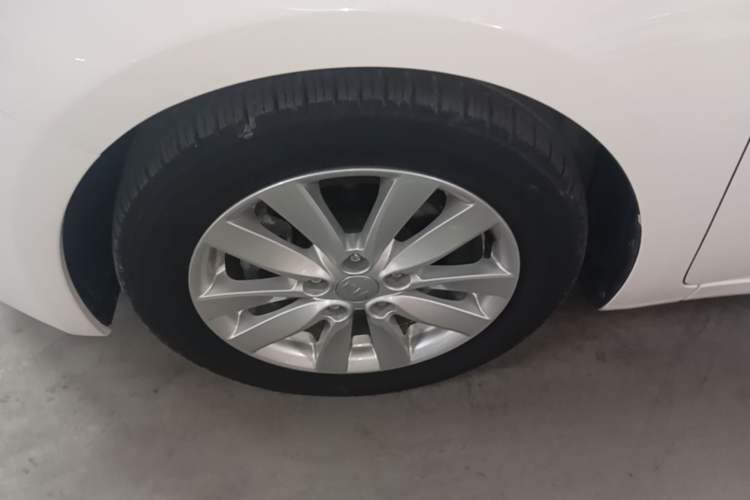 Used Kia K3 2015 1.6L Automatic GLS Left Front Wheel Hub