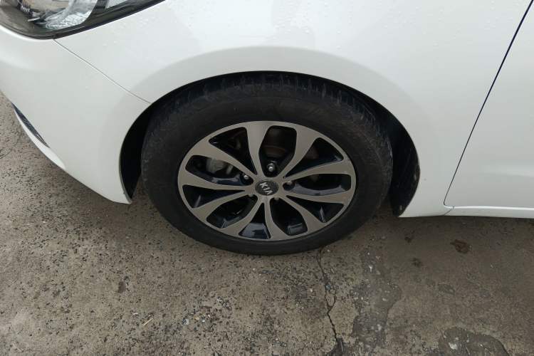 Used Kia K3 2015 1.6L Automatic GLS Left Front Wheel Hub
