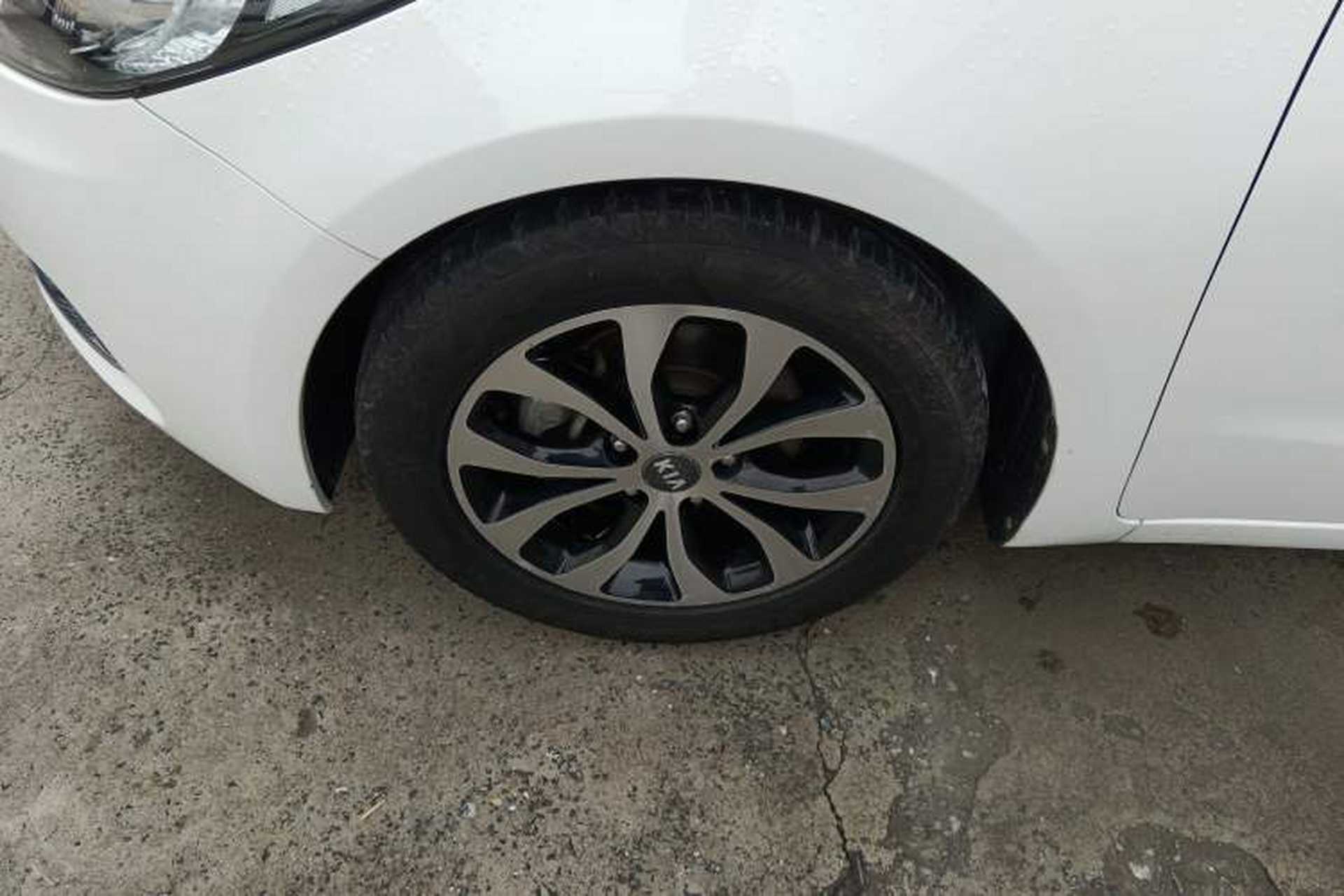 Used Kia K3 2015 1.6L Automatic GLS Left Front Wheel Hub