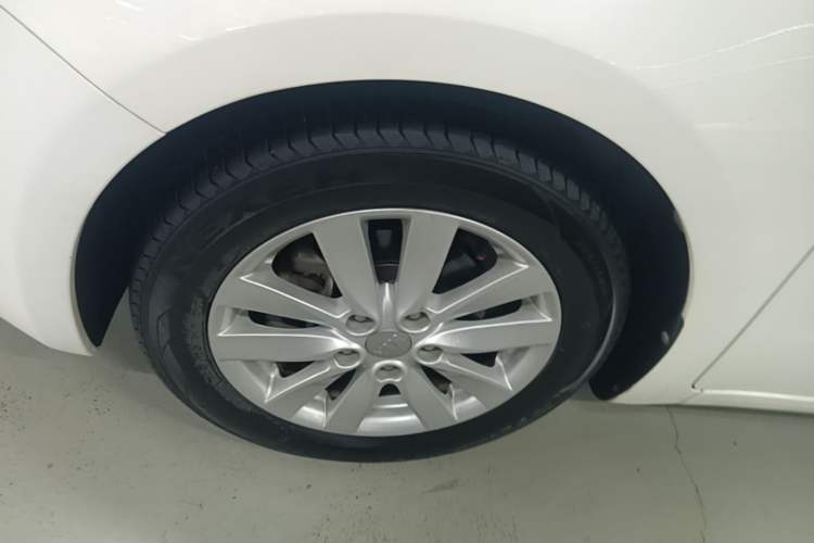 Used Kia K3 2015 1.6L Automatic DLX Left Front Wheel Hub