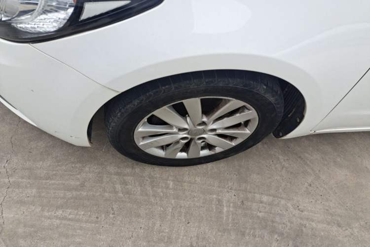 Used Kia K3 2015 1.6L Automatic GLS Left Front Wheel Hub