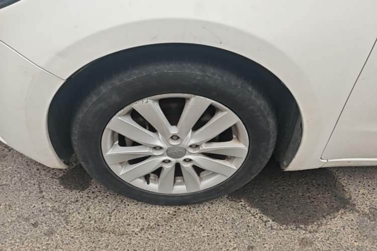 Used Kia K3 2015 1.6L Automatic GLS Left Front Wheel Hub