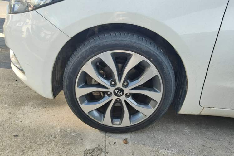 Used Kia K3 2015 1.6L Automatic GLS Left Front Wheel Hub