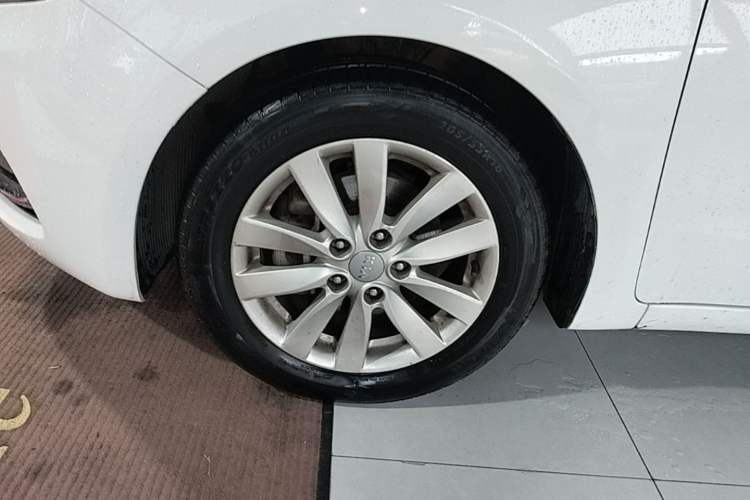 Used Kia K3 2015 1.6L Automatic GLS Left Front Wheel Hub