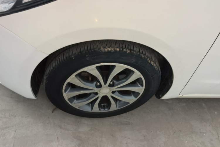 Used Kia K3 2015 1.6L Automatic GLS Left Front Wheel Hub