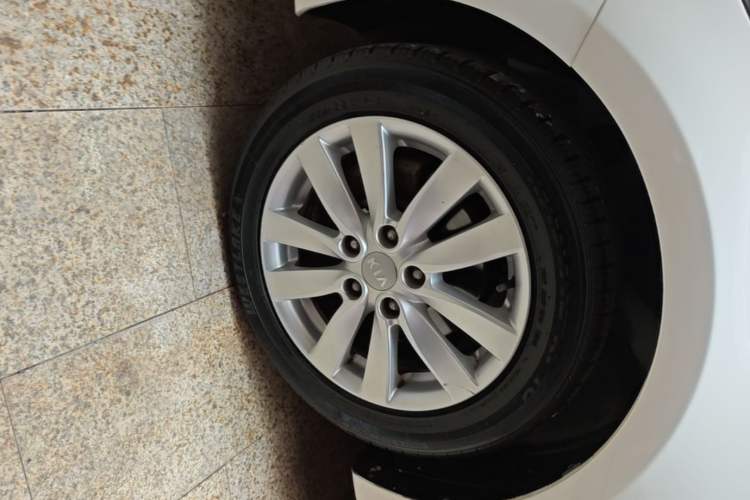 Used Kia K3 2015 1.6L Manual GLS Left Front Wheel Hub