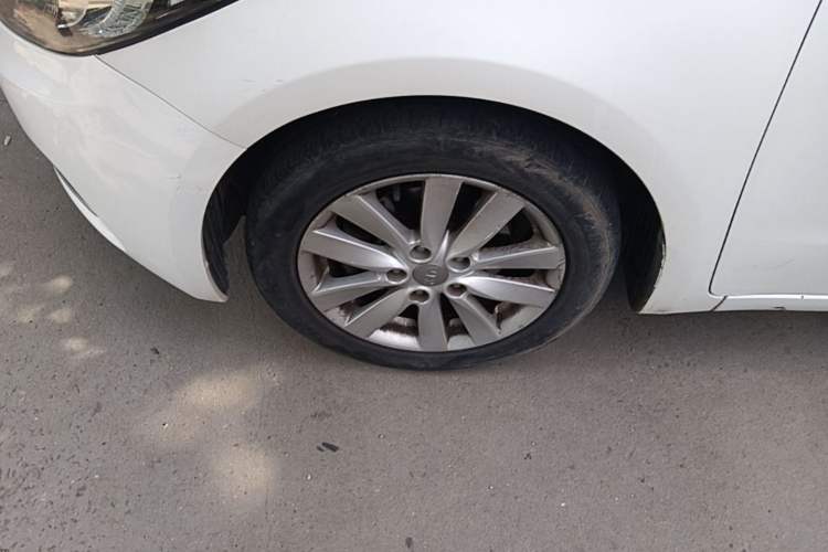 Used Kia K3 2015 1.6L Automatic GLS Left Front Wheel Hub