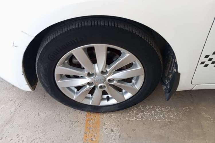 Used Kia K3 2015 1.6L Automatic GLS Left Front Wheel Hub