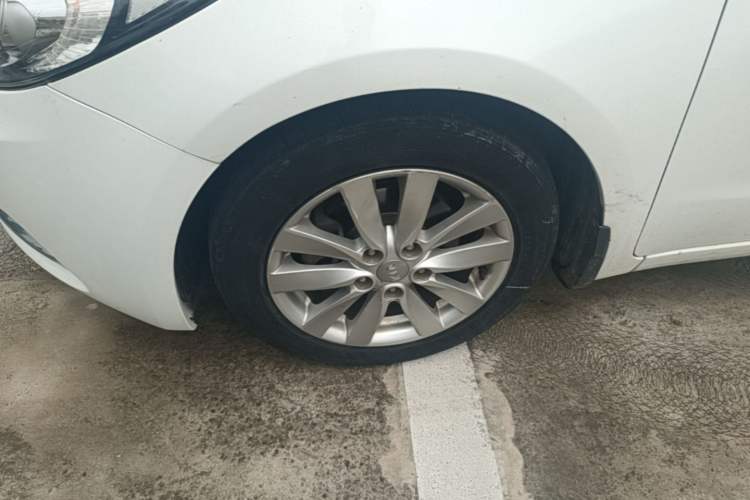 Used Kia K3 2015 1.6L Automatic GLS Left Front Wheel Hub