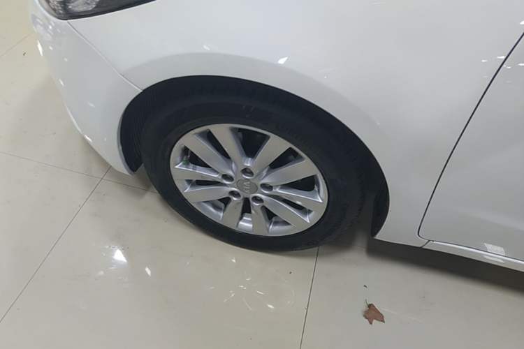 Used Kia K3 2015 1.6L Automatic DLX Left Front Wheel Hub