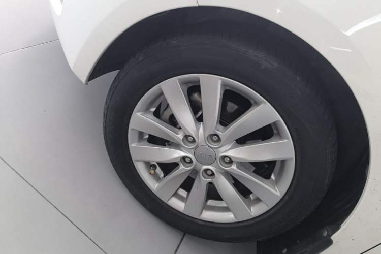 Used Kia K3 2015 1.6L Automatic GLS Left Front Wheel Hub
