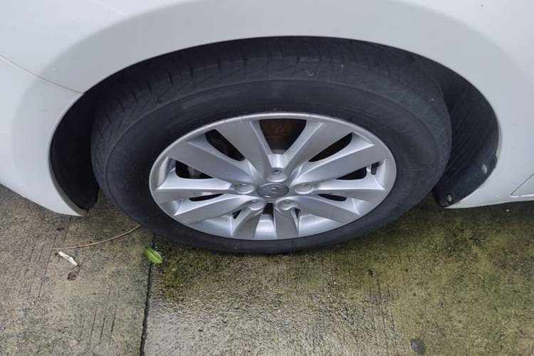 Used Kia K3 2015 1.6L Automatic GLS Left Front Wheel Hub