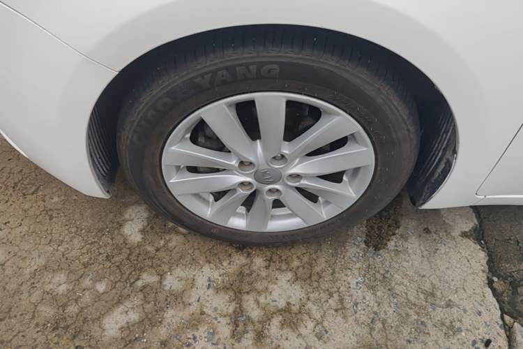 Used Kia K3 2015 1.6L Automatic GLS Left Front Wheel Hub