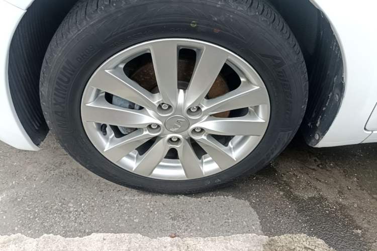Used Kia K3 2015 1.6L Manual GLS Left Front Wheel Hub