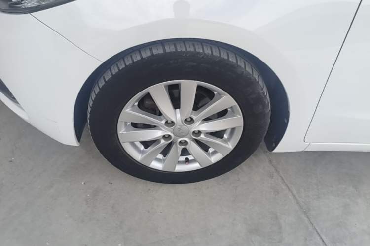 Used Kia K3 2015 1.6L Manual GLS Left Front Wheel Hub