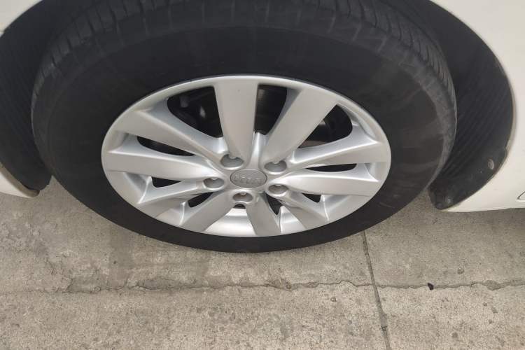 Used Kia K3 2015 1.6L Automatic GLS Left Front Wheel Hub
