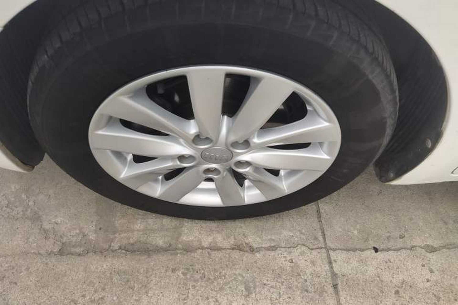 Used Kia K3 2015 1.6L Automatic GLS Left Front Wheel Hub