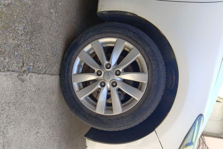 Used Kia K3 2015 1.6L Automatic DLX Right Front Wheel Hub