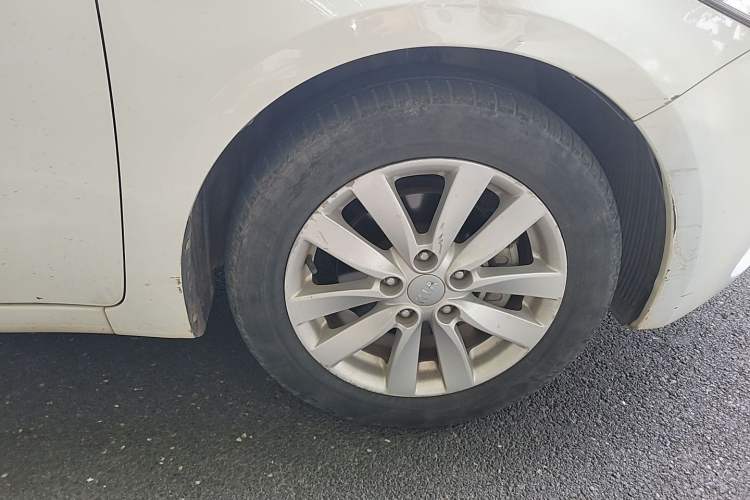 Used Kia K3 2015 1.6L Automatic GLS Right Front Wheel Hub