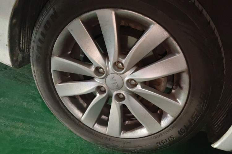Used Kia K3 2015 1.6L Automatic GL Right Front Wheel Hub