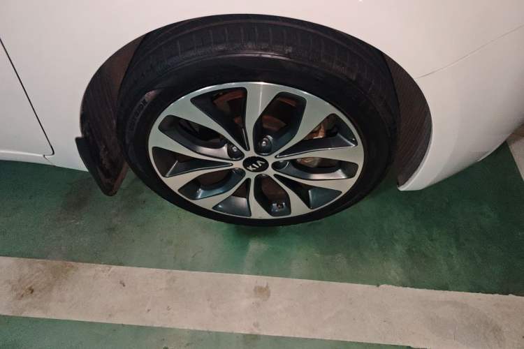 Used Kia K3 2015 1.6L Automatic GLS Right Front Wheel Hub