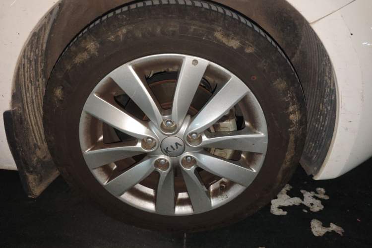 Used Kia K3 2015 1.6L Automatic GLS Right Front Wheel Hub