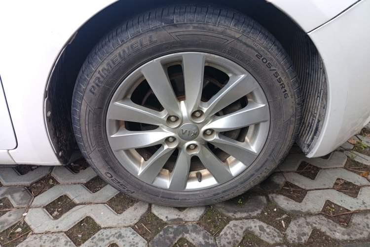 Used Kia K3 2015 1.6L Automatic GLS Right Front Wheel Hub