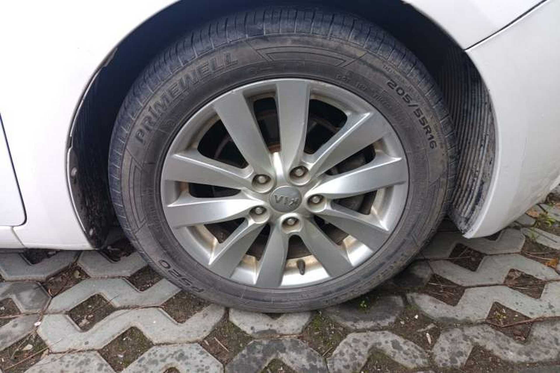Used Kia K3 2015 1.6L Automatic GLS Right Front Wheel Hub