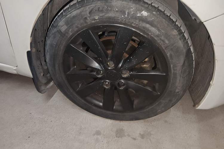 Used Kia K3 2015 1.6L Automatic DLX Right Front Wheel Hub