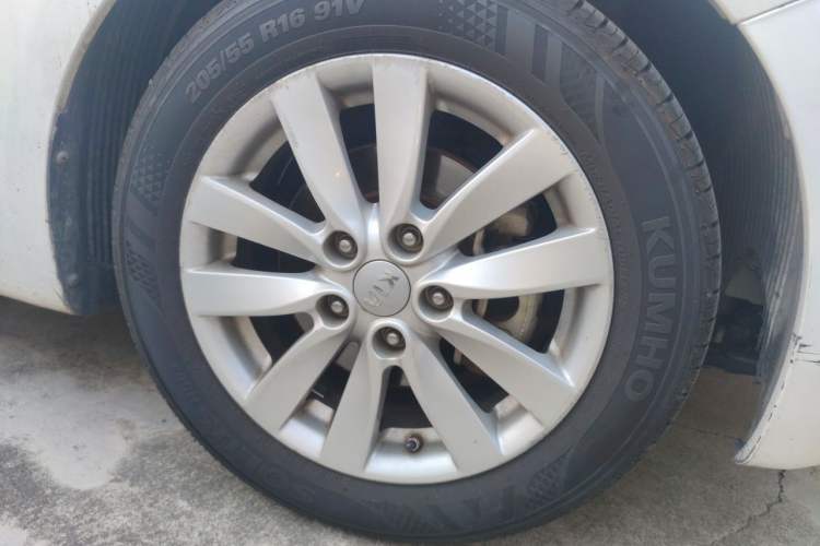 Used Kia K3 2015 1.6L Automatic GLS Right Front Wheel Hub
