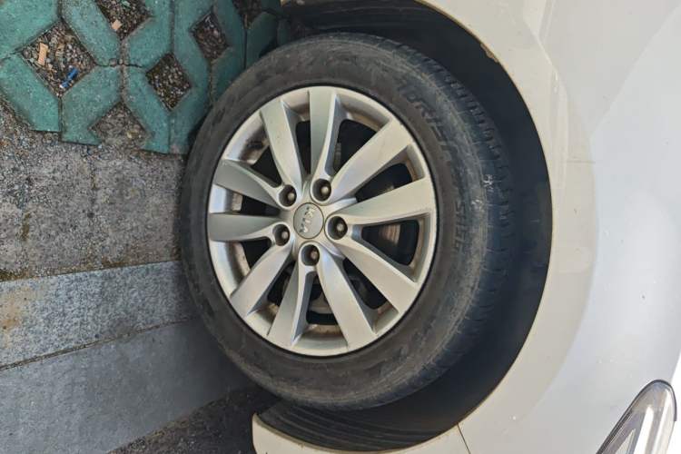 Used Kia K3 2015 1.6L Automatic GLS Right Front Wheel Hub