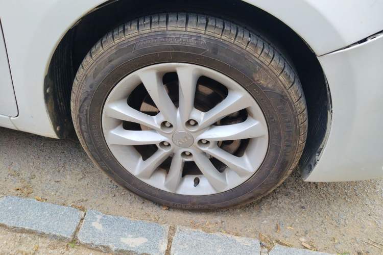 Used Kia K3 2015 1.6L Automatic GLS Right Front Wheel Hub