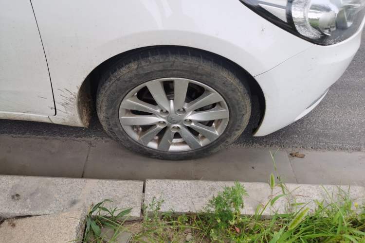 Used Kia K3 2015 1.6L Automatic GLS Right Front Wheel Hub