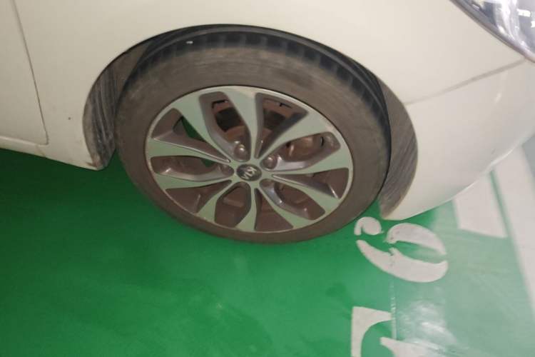 Used Kia K3 2015 1.6L Automatic GLS Right Front Wheel Hub