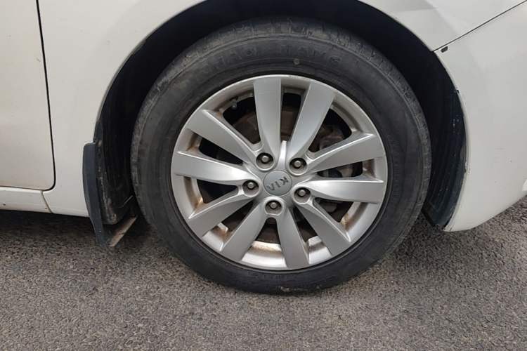 Used Kia K3 2015 1.6L Manual GLS Right Front Wheel Hub
