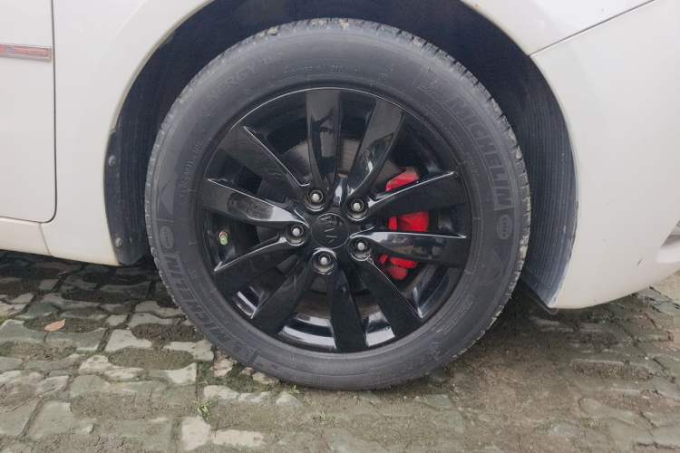 Used Kia K3 2015 1.6L Automatic GLS Right Front Wheel Hub