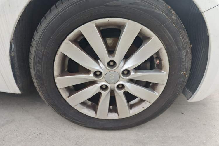 Used Kia K3 2015 1.6L Automatic DLX Right Front Wheel Hub