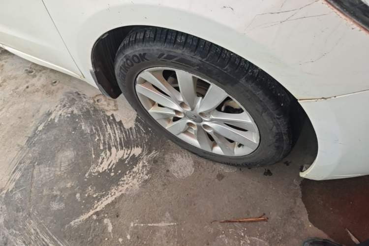 Used Kia K3 2015 1.6L Automatic GLS Right Front Wheel Hub