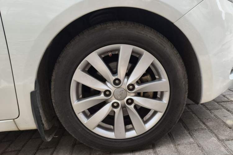 Used Kia K3 2015 1.6L Manual GLS Right Front Wheel Hub