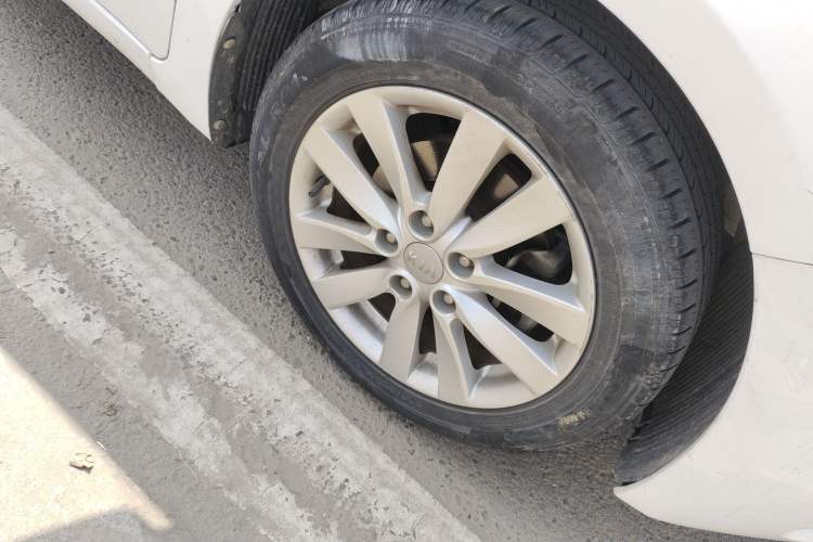 Used Kia K3 2015 1.6L Automatic GLS Right Front Wheel Hub