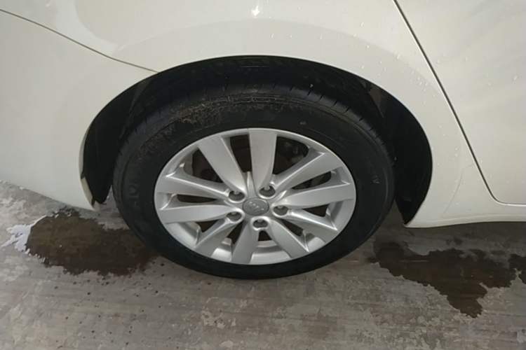 Used Kia K3 2015 1.6L Automatic DLX Right Rear Wheel Hub