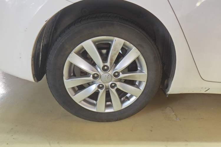 Used Kia K3 2015 1.6L Automatic GL Right Rear Wheel Hub