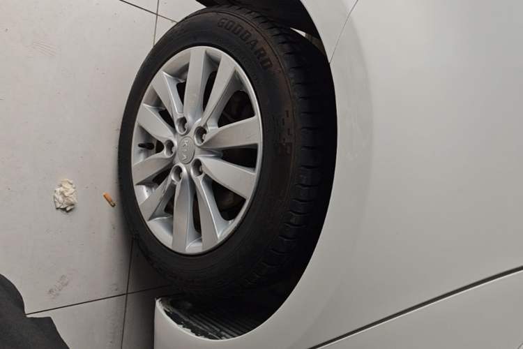 Used Kia K3 2015 1.6L Automatic GL Right Rear Wheel Hub