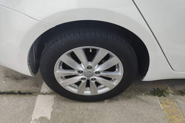 Used Kia K3 2015 1.6L Automatic GLS Right Rear Wheel Hub