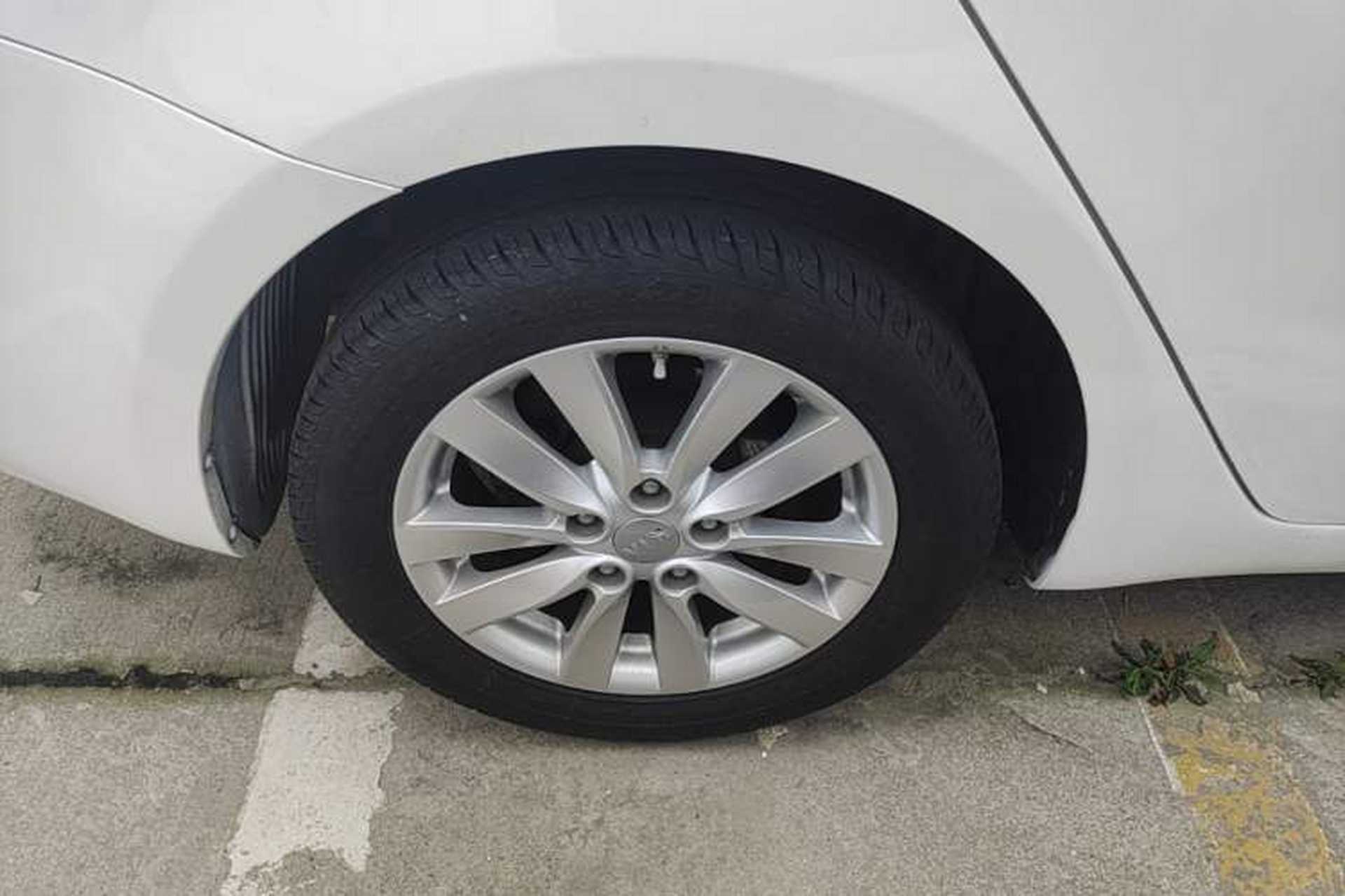 Used Kia K3 2015 1.6L Automatic GLS Right Rear Wheel Hub