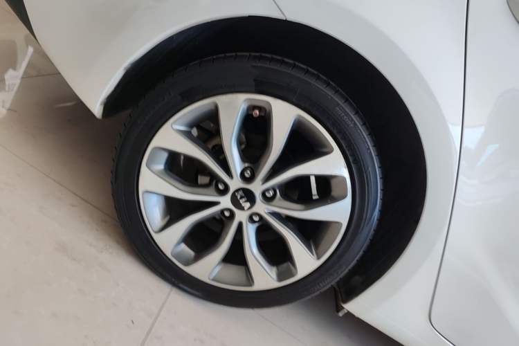 Used Kia K3 2015 1.6L Automatic Premium Right Rear Wheel Hub