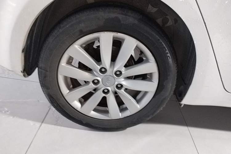 Used Kia K3 2015 1.6L Automatic GLS Right Rear Wheel Hub
