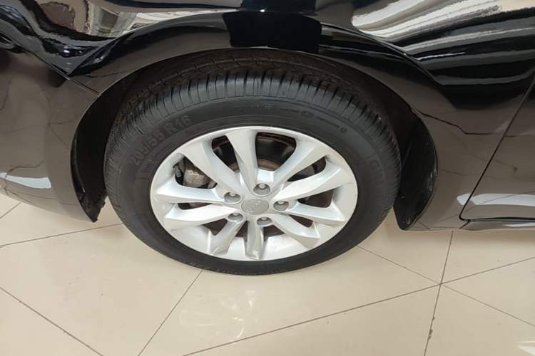 Used Kia K3 2016 1.6L Automatic GL Left Front Wheel Hub