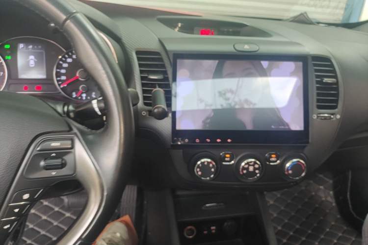 Used Kia K3 2016 1.6L Automatic GLS Center Console